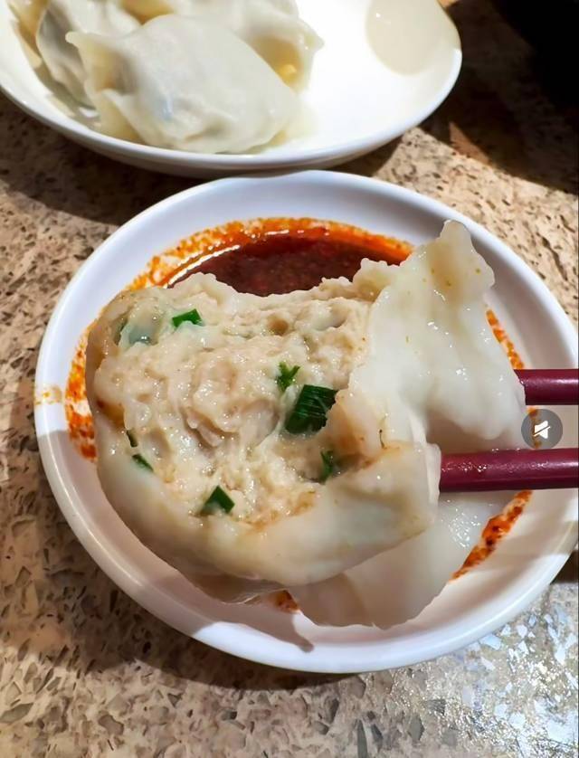 北京一饺子馆排队15000多桌，有网友早8点半抢号晚6点才吃上，二手平台多人卖号