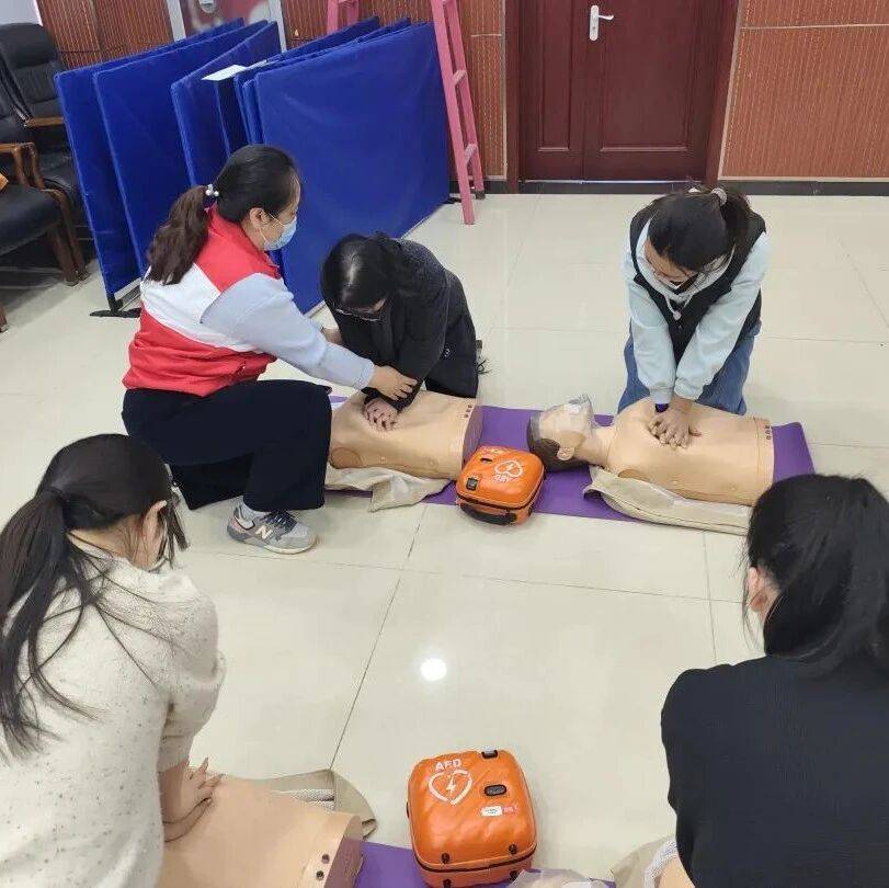 区卫生健康委举办职工急救技能培训_操作_演示_进行了