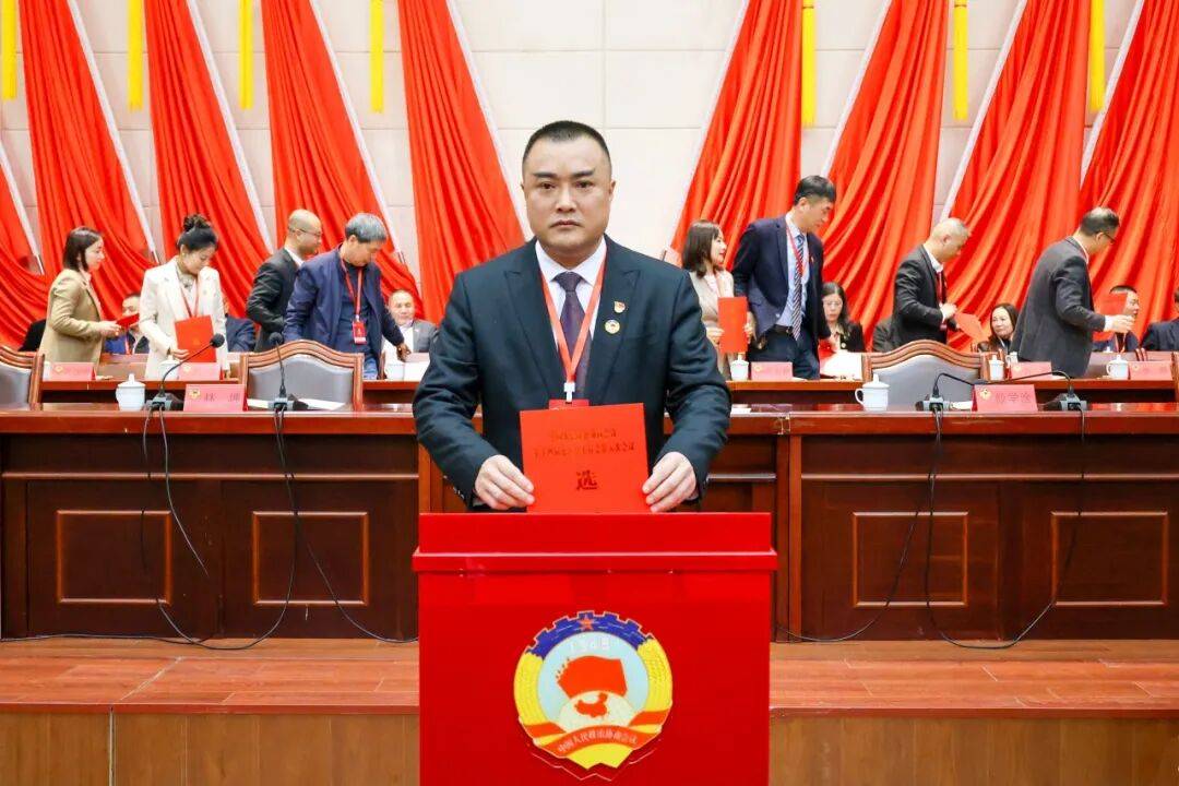 县政协补选2名常务委员