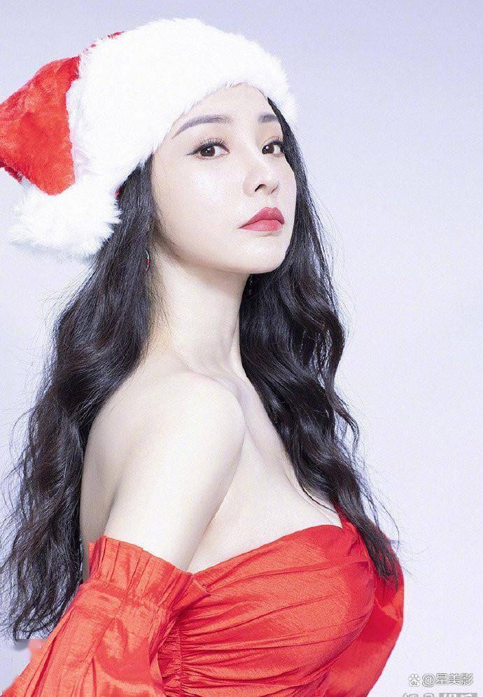 柳岩早年圣诞节性感写真曝光,红裙绿裙轮番上阵,性感身材曲线美到犯规