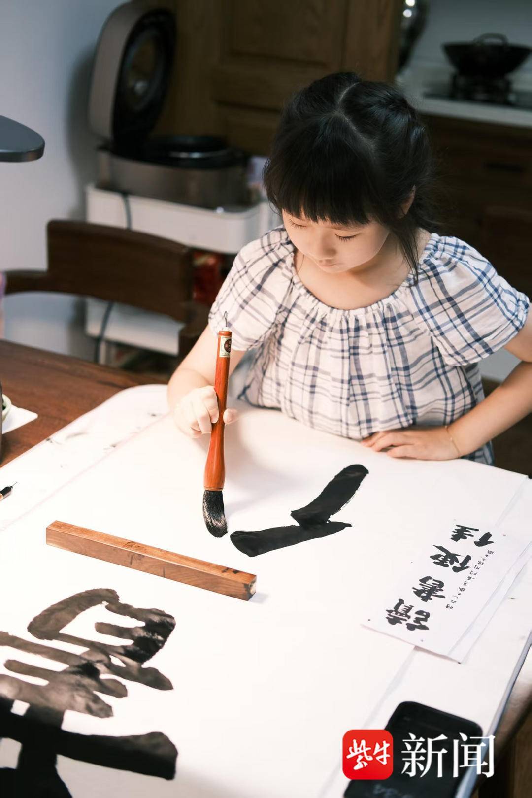 "骏马奔腾"送福来!二年级小将挥毫书写新年福韵斩获最高分