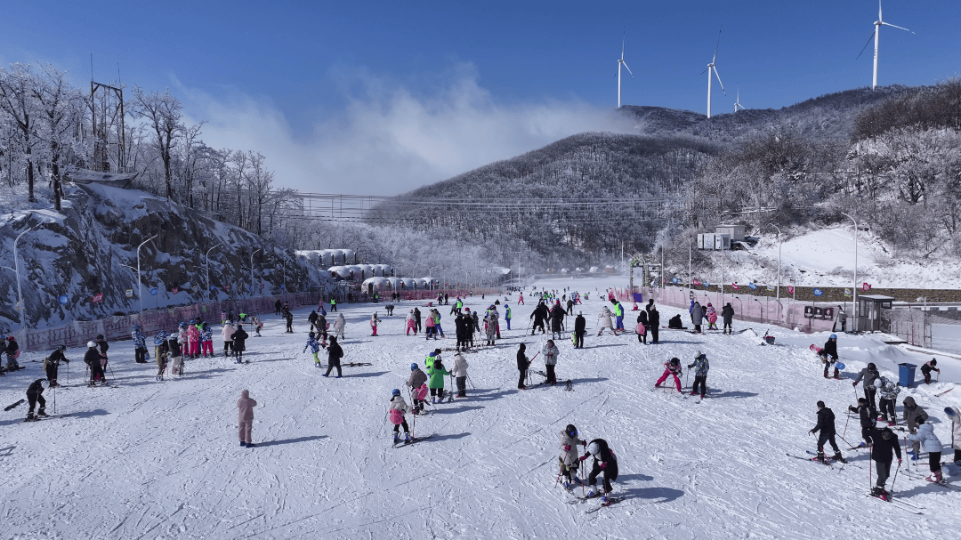 上雪道,过元旦!保康横冲国际滑雪场新年火爆迎客