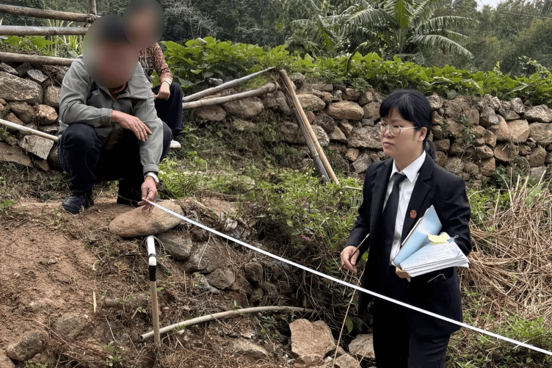 茂名：两家人为 20 米小路斗 30 年，凿机毁路 + 持石对峙，结局太解气_谢某盛_谢某坚_双方
