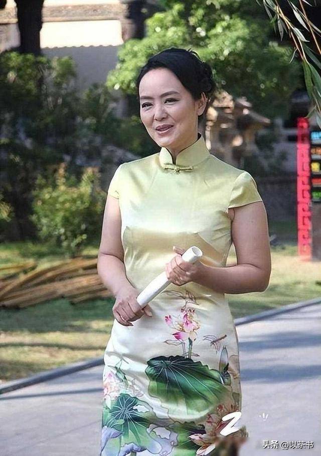 她是央视著名主持人，嫁哈佛海归恩爱22年，59岁临退休官宣新身份