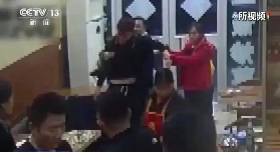 邻居闯入家中打人，女子慌乱中随手抓起菜刀将其砍伤，检方认定正当防卫，47秒监控视频成关键证据