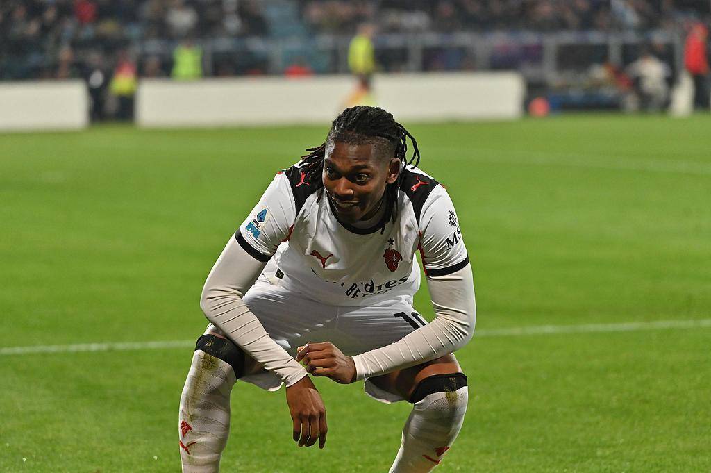 莱奥制胜球+新援首秀！AC米兰1-0客胜卡利亚里，先赛登顶意甲积分榜