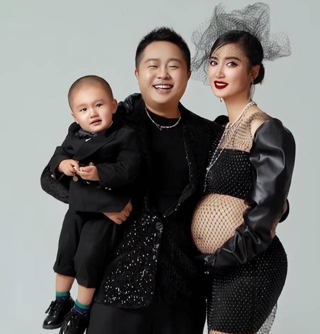 成都空姐爱上头等舱乘客,主动倒追并且成功结婚,6年后现状如何