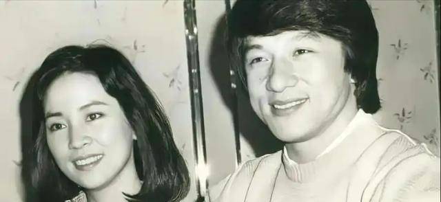 成龙半夜翻看手机监控，看到72岁林凤娇驼着背叠衣，当场红了眼眶