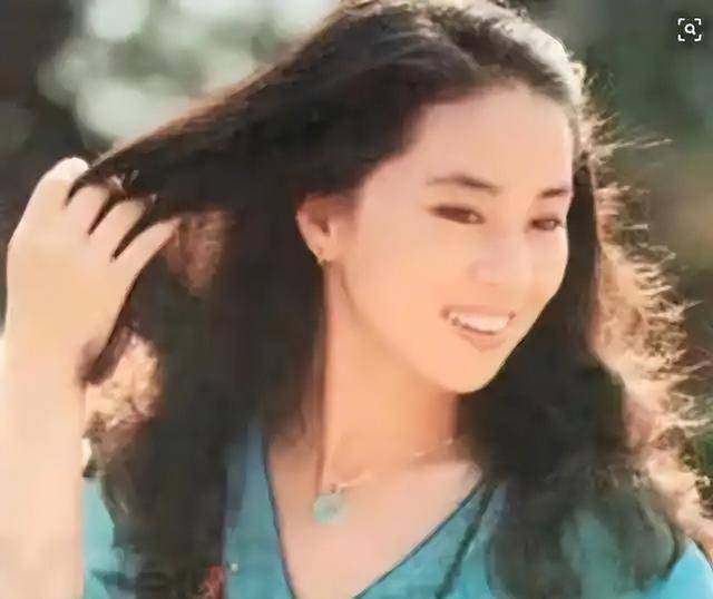 成龙半夜翻看手机监控，看到72岁林凤娇驼着背叠衣，当场红了眼眶