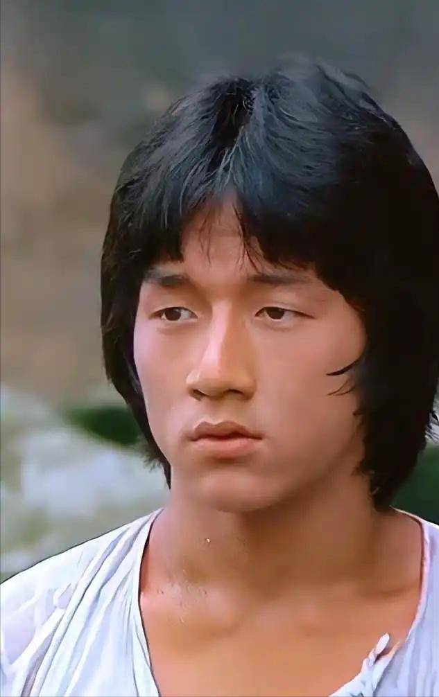 成龙半夜翻看手机监控，看到72岁林凤娇驼着背叠衣，当场红了眼眶