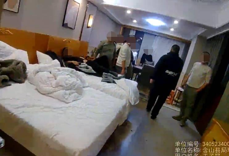 安徽警方深夜突袭一酒店,带走11人