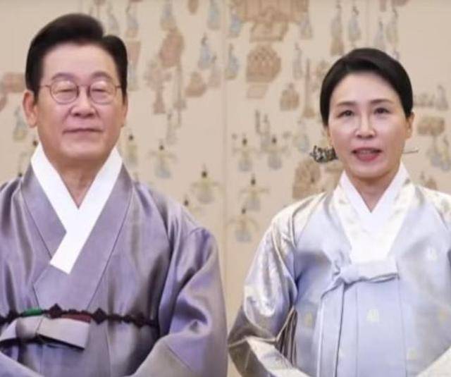 李在明也没想到，访华仅3天，59岁妻子竟凭一个举动给他长脸了