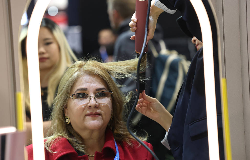 第1现场｜科技界“春晚”来了：中企占C位，AI应用成焦点