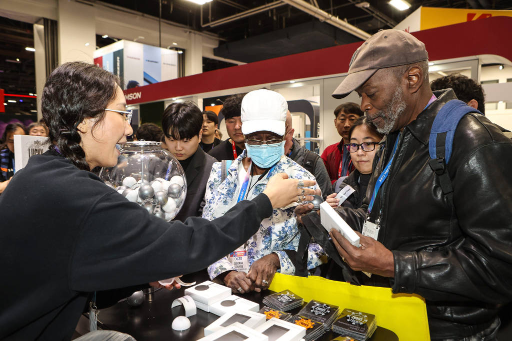 第1现场｜科技界“春晚”来了：中企占C位，AI应用成焦点