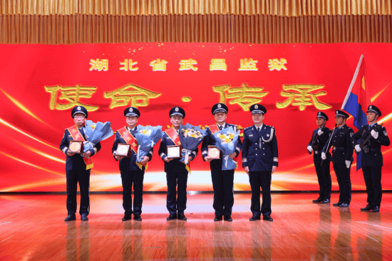 荆州监狱为退休民警颁发荣休纪念品,赠送鲜花