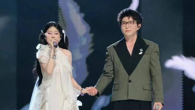 徐帆回应离婚5个月，冯小刚近况曝光，他的“小心思”再藏不住了