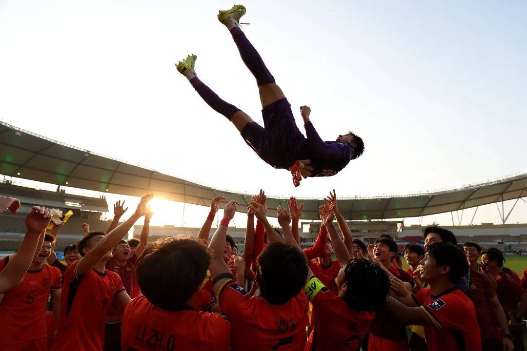 U23国脚回应晋级亚洲杯4强：计划有变；木塔力甫晒李昊门神图，徐彬：快过年了给你贴上