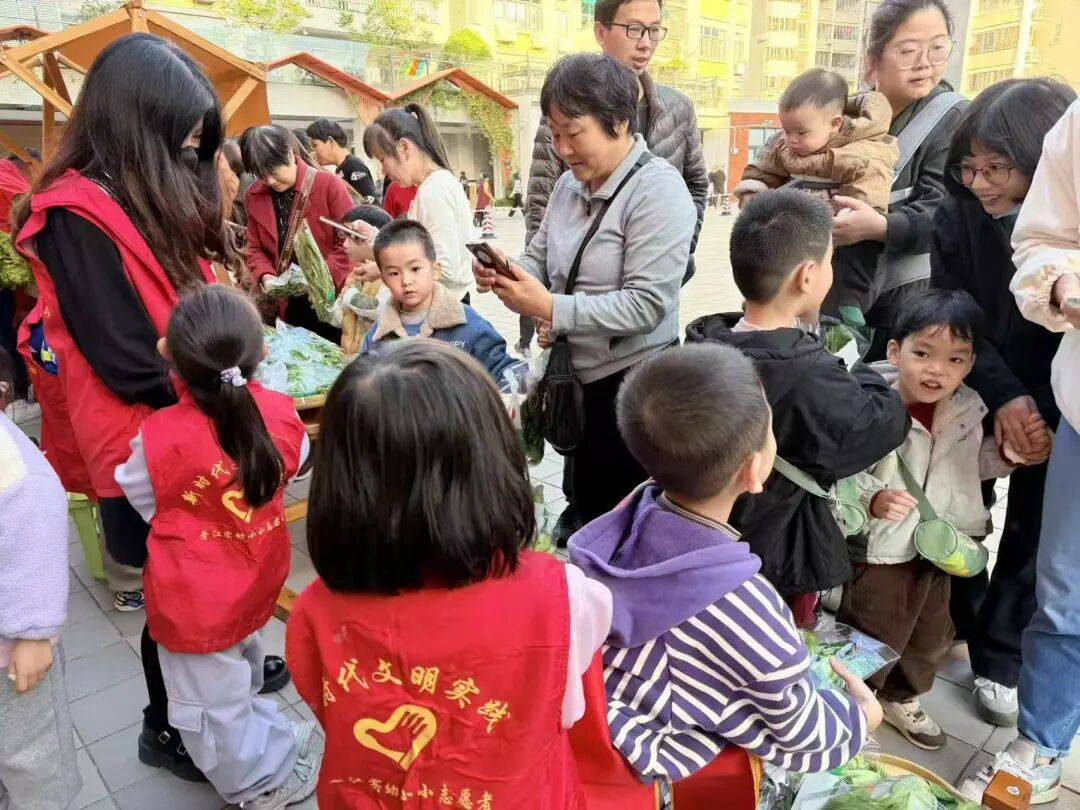 晋江市实验幼儿园为格子铺困难青少年献爱心