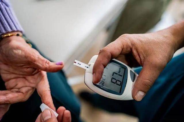 医生忠告：糖尿病早期不是消瘦，而是频繁出现这5个症状，需警惕