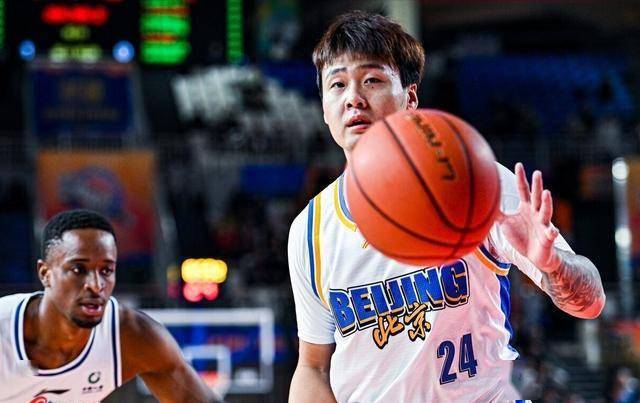 幸亏放弃赵睿！上海队二选一成功，辽篮三冠前锋太香，成全王哲林