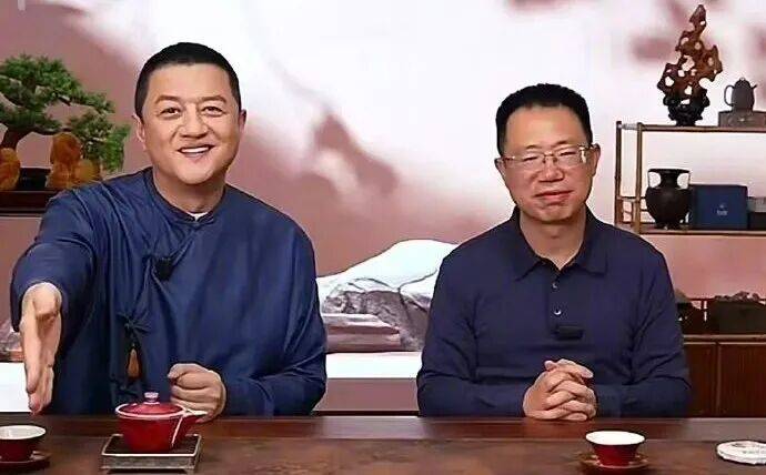 李亚鹏直播带货成总榜第一,超10万人观看,多款产品刚上线被秒光!他关闭礼物通道,向网友鞠躬致谢,呼吁理性购物