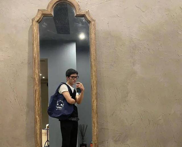 井柏然晒北京400平豪宅!风格又大变样了,给人一种很拥挤的感觉_刘雯_香奈儿_网友