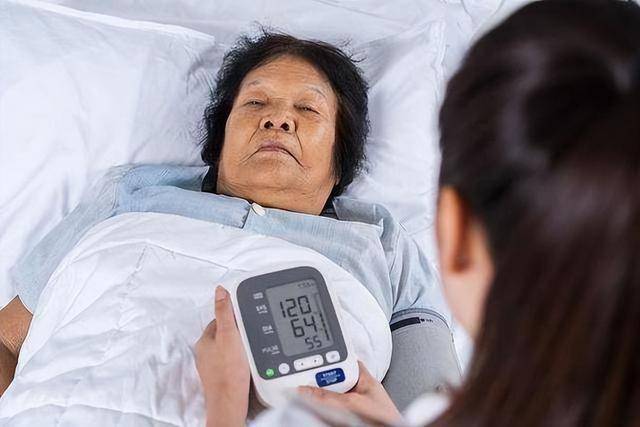 医生调查发现：高血压人过了69岁，基本都有这5现状，要坦然接受