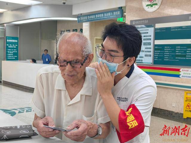 “红袖章”暖急诊：湘雅医院“协诊护士”被高频点赞