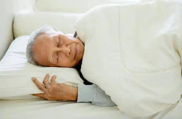 10点睡觉是错误的？医生叮嘱：过了65岁，睡觉尽量要做到这4点