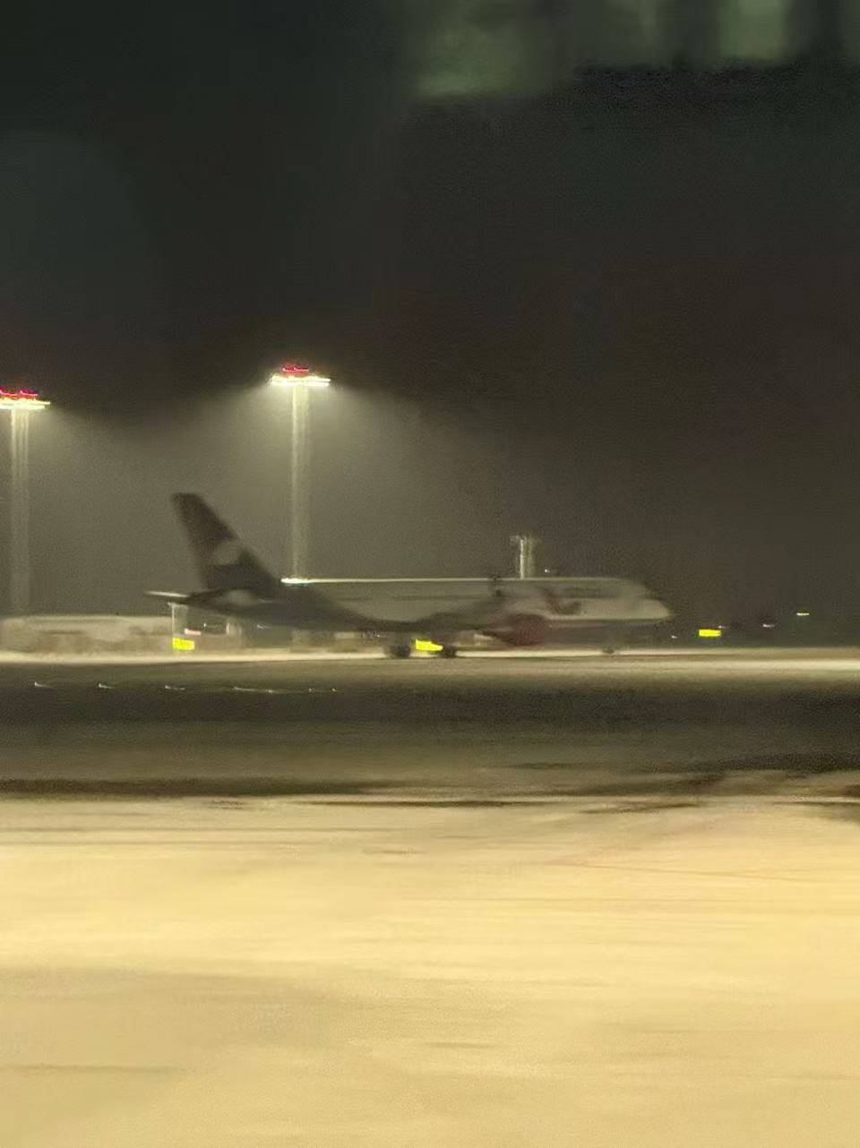 备降兰州的俄罗斯客机和机组人员仍未离境，官方称正开展故障维修，239名旅客已换机抵达目的地