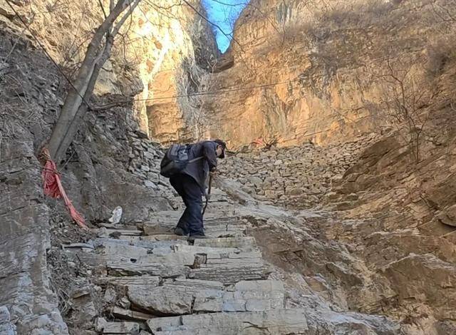 河北81岁退休老人堪称当代“愚公”，11年自费超百万元在深山造出万步天梯
