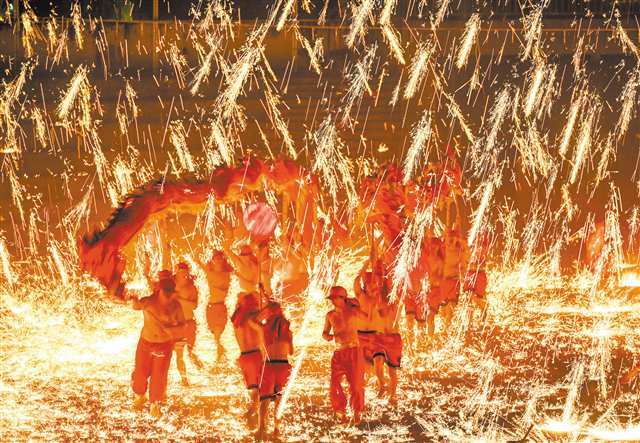 重庆铜梁龙灯艺术节启幕 光影盛宴点亮新春