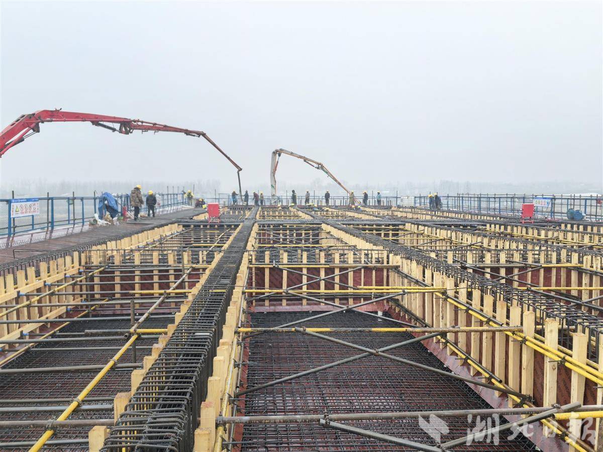 庙头互通主线桥首联现浇梁完成首次浇筑