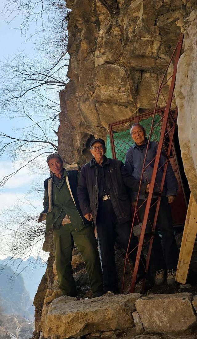 河北81岁退休老人堪称当代“愚公”，11年自费超百万元在深山造出万步天梯