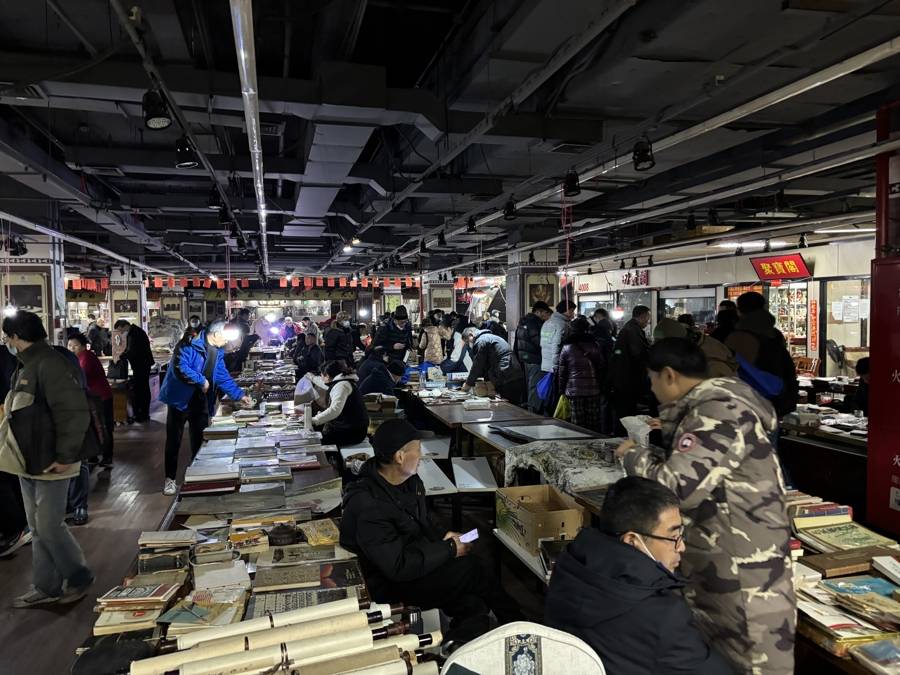 城隍庙旧书摊重启，书迷们理想的市集长啥样_俞先生_摊主_摊位