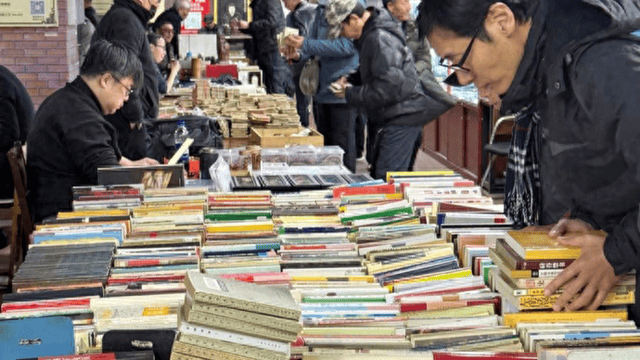 旧书市集背后的文化需求｜新民快评