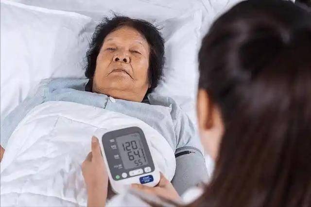 高血压到最后都是怎么离世的？医生无奈：多半是因为这4个并发症