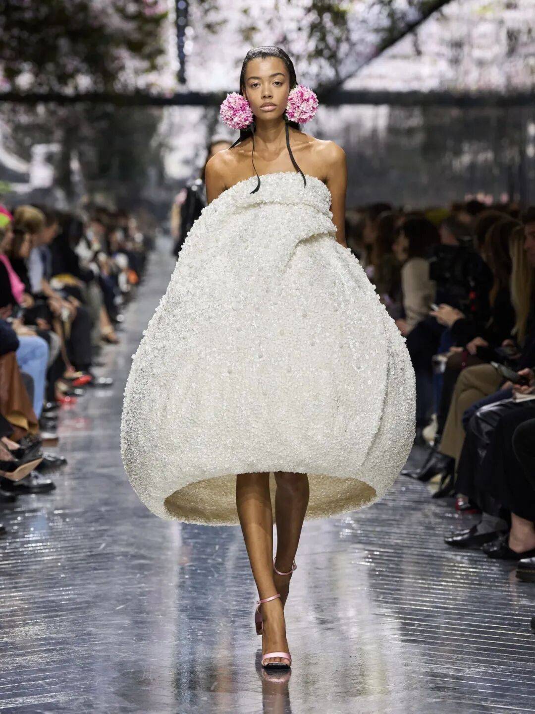 Jonathan_Anderson在DIOR的高级订制首秀，玩出了什么“花样”？