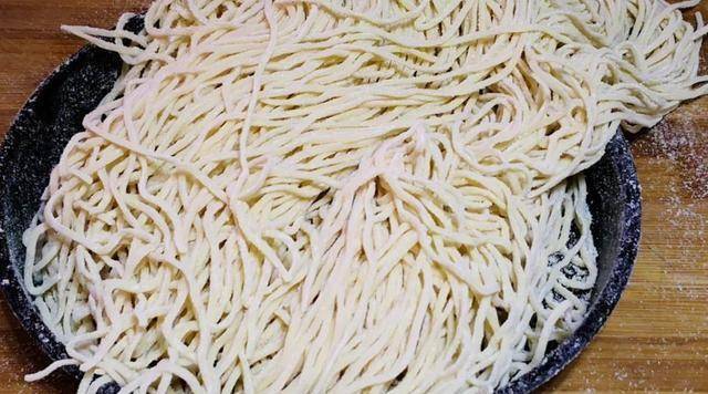 长期吃面条，对身体有益还是有害？爱吃面条，要牢记3点