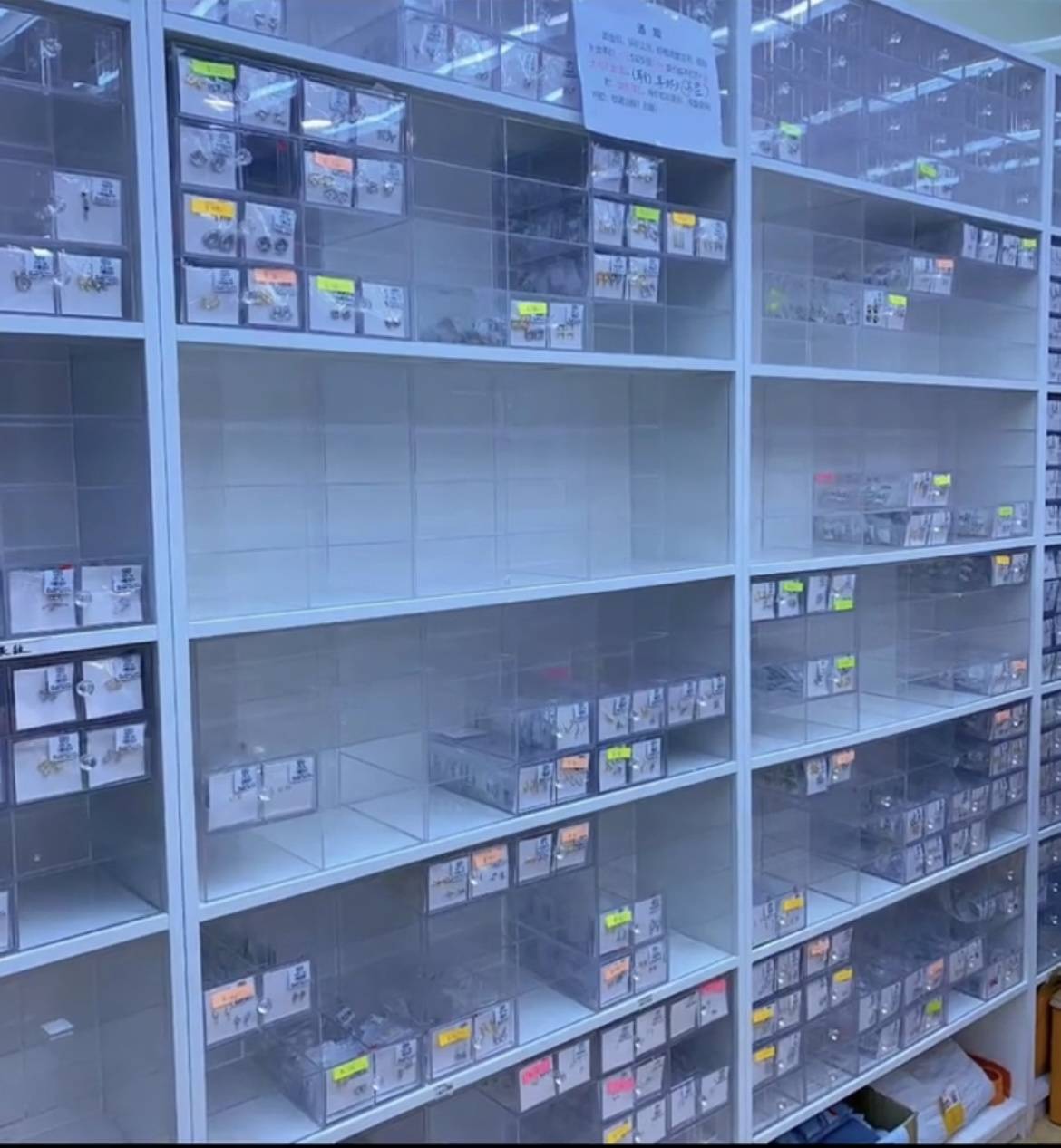 银价大涨银饰品俏销，浙江诸暨一珠宝城部分货架被清空，有商家加班改价格