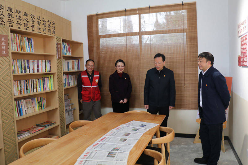 “广西国际壮医医院良安村书屋”书籍琳琅满目