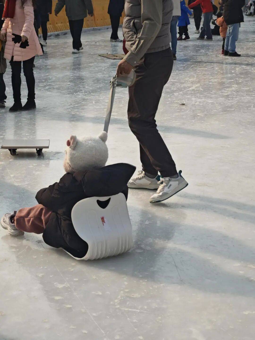 天津这个滑冰场被玩坏了塑料箱矿泉水瓶纸夹子全都来了