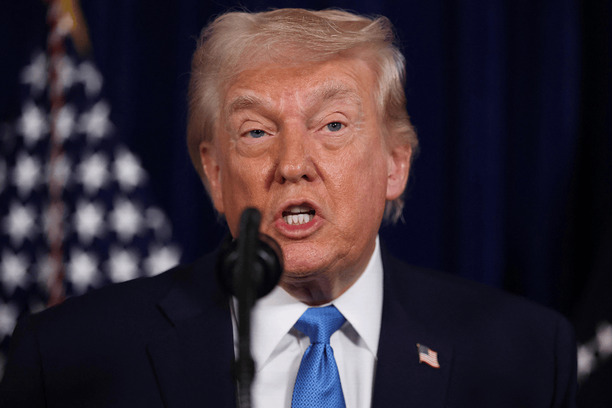 特朗普起诉美国财政部和国税局，索赔至少100亿美元-华闻时空