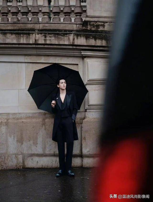 曾舜晞 巴黎活动：真空深 V 焊住绅士锋芒，钻石雨里的巴黎浪漫
