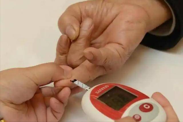 多名医生提醒：若血糖没超这个数，不用太过担心，该吃吃该睡睡