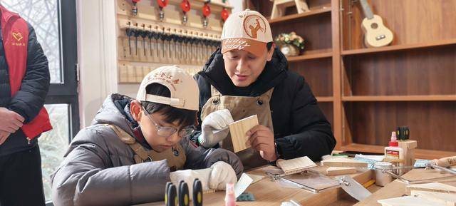 趣味木工·温暖相伴 朱村街道梅苑社区寒假托管班温馨开班