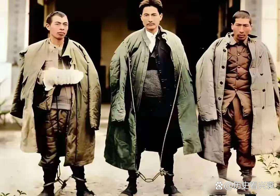 1935年的街头，寒风凛冽，国民党反动派将方志敏戴上沉重的手铐脚镣，押着他示众游行。他们满心以为，这样的羞辱和折磨，能击碎这位共产党人的脊梁 ...