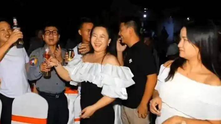 提起明珍珍,我是真搞不明白。二十多岁,家里钱堆成山,换别人早去环游世界了。她倒好,一门心思扑在家族的“生意”上。 看到她的结局,我深感 ...