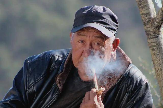 医生研究发现：天天抽烟的糖尿病人，多半到65岁后或有5种异样