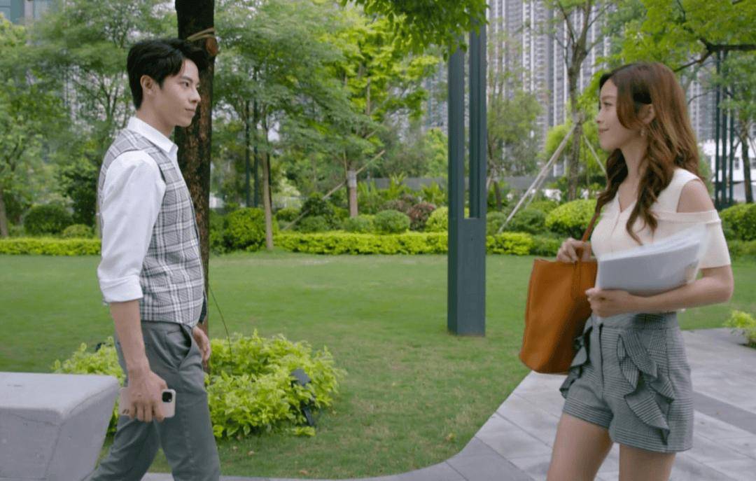 TVB新剧！39岁TVB人妻俯身捡文件大晒美腿！自爆：监制教我摆姿势